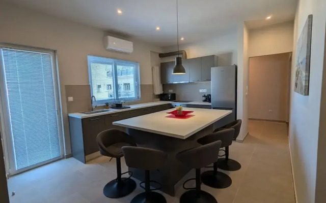 Spacious Seaside Flat at Alimos