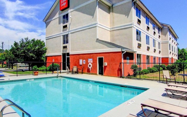 Econo Lodge Inn & Suites