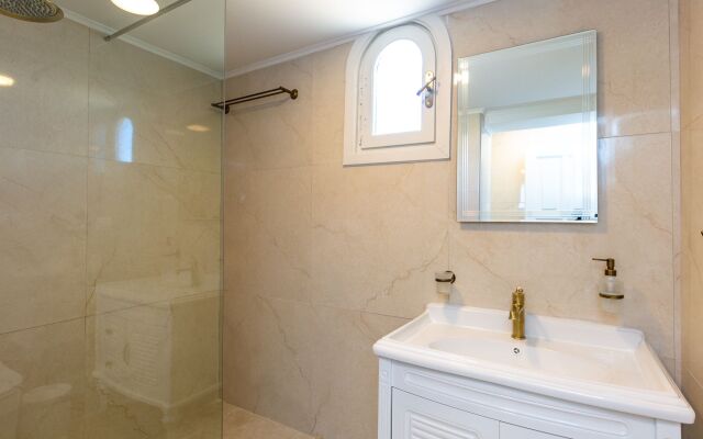 Pinelopi Beach Suites