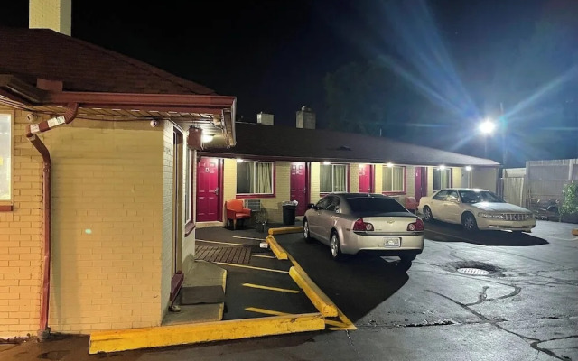 Deluxe Inn Motel