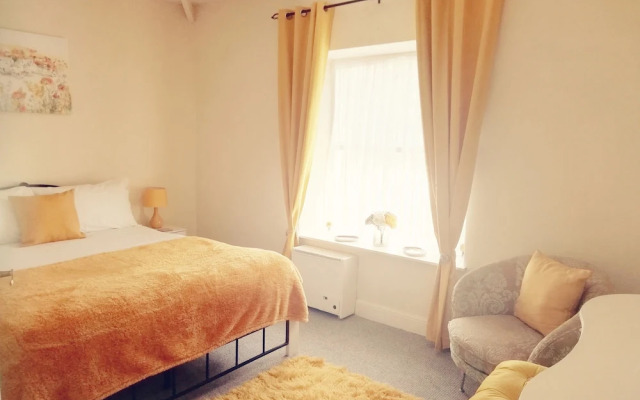 Llys Madoc, The Top Flat