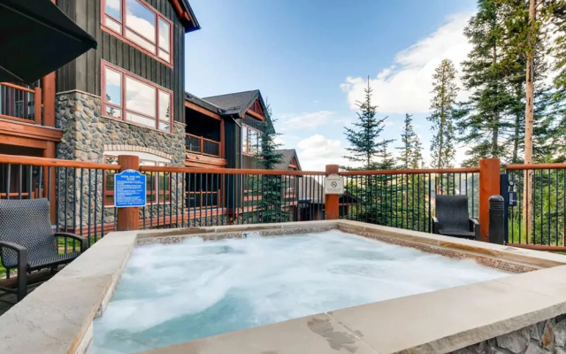 Luxury 2 Bedroom Ski in, Ski out Condo in Breckenridge with Shared Pool, Hot Tub, Arcade, and Bar