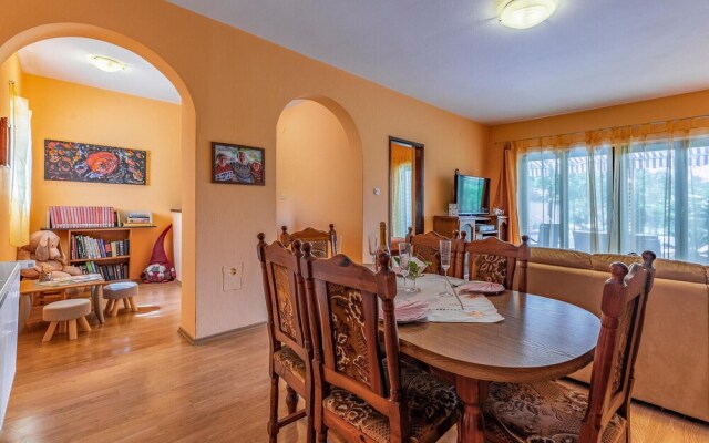 Amazing Home in Liznjan With 4 Bedrooms, Wifi and Outdoor Swimming Pool