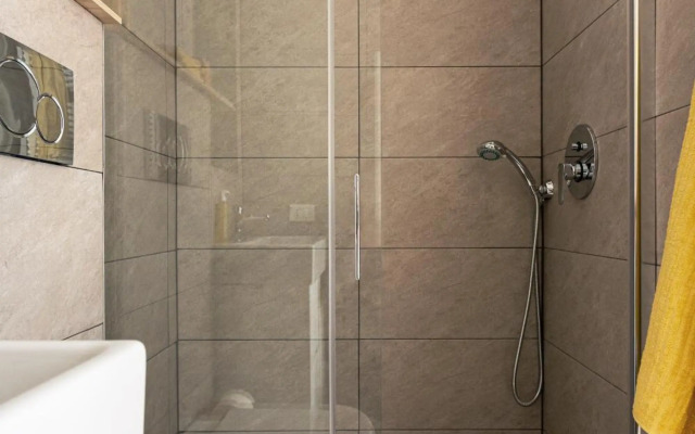 A Yellow Touch - Modern Studio in Isola Milano