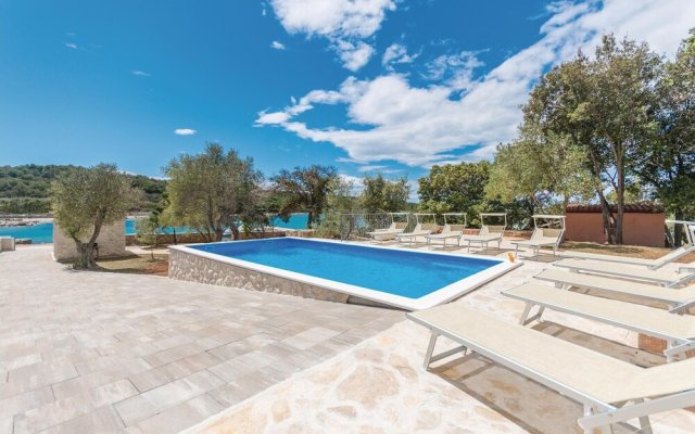 Nice Home in Verunic With Outdoor Swimming Pool, Wifi and 5 Bedrooms