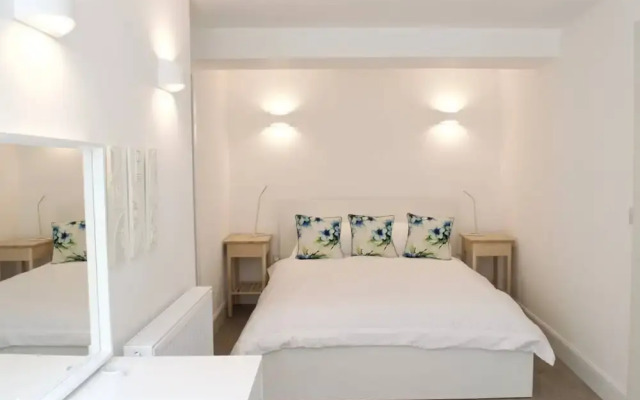 Beautiful 1 Bedroom Apartment On Broughton Street