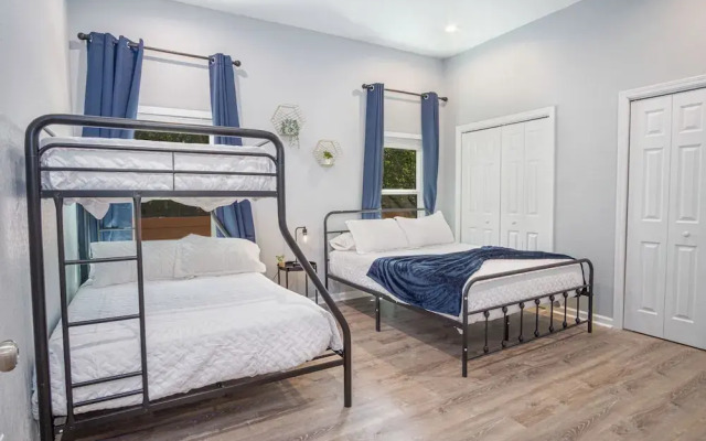 Inviting 4br/2ba Near Downtown & Riverwalk