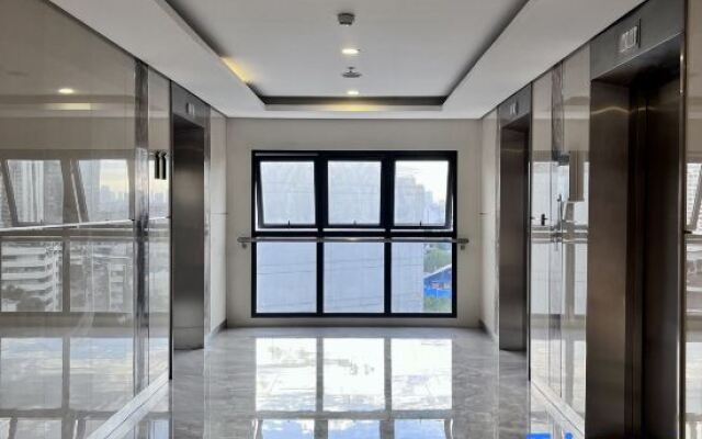 Deluxe Executive End Unit in Downtown Makati