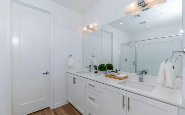 Master Bedroom With King Bed Central Location