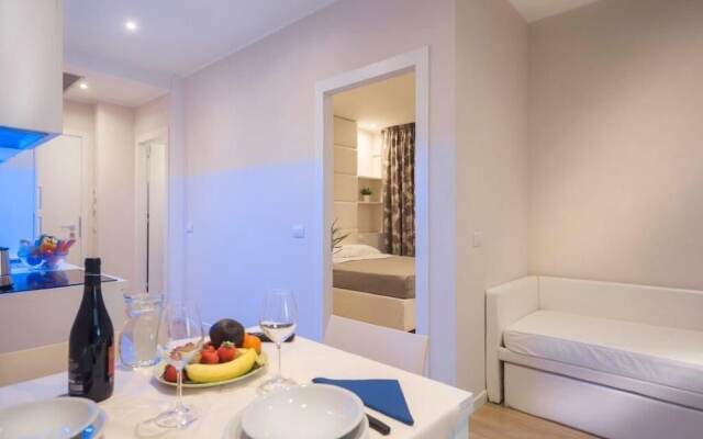 White Suite  Apartments