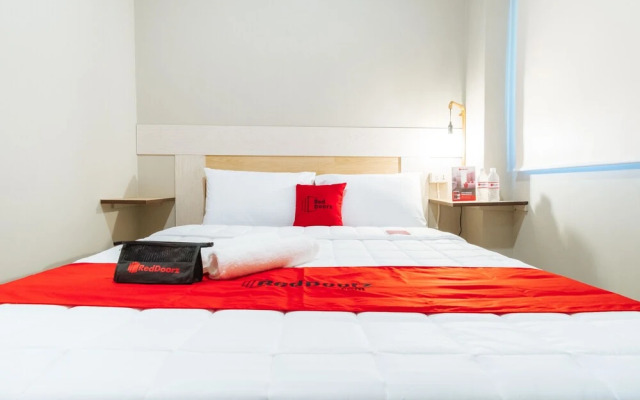 RedDoorz Plus near Osmena Highway 2 - Quarantine Hotel