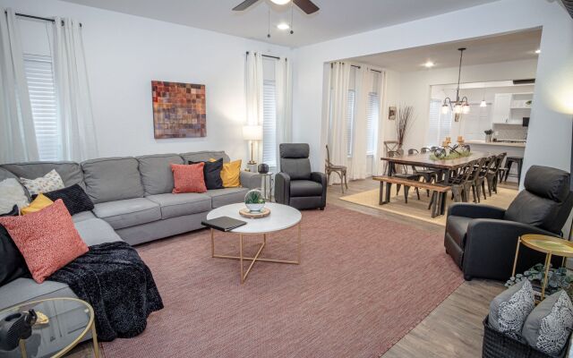 5BR/4BA House Sleeps 20 Downtown