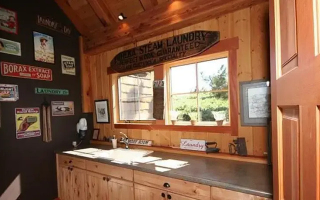 RedAwning Glacier Lodge