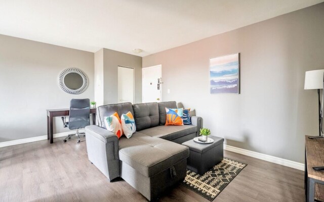 2BR Apt w King Bed and Netflix- Prime Location