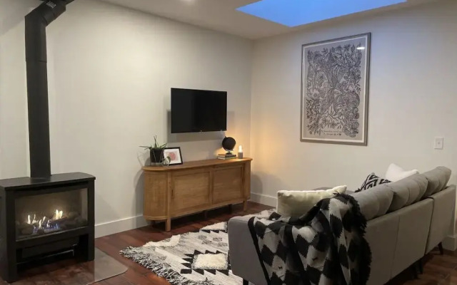 Cottage Street Downtown New Apartment