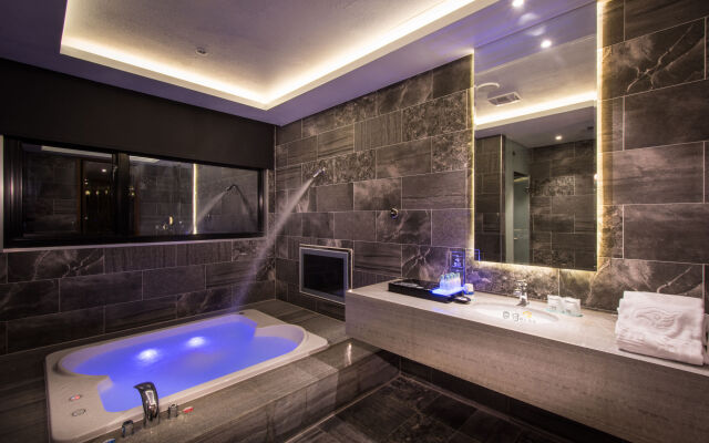 Uher Luxury Resort & Hotel