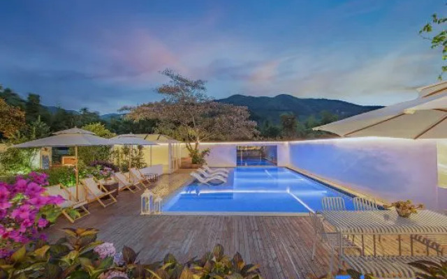 Walking Mountain Country Moganshan French Hot Spring Light Luxury Meishu