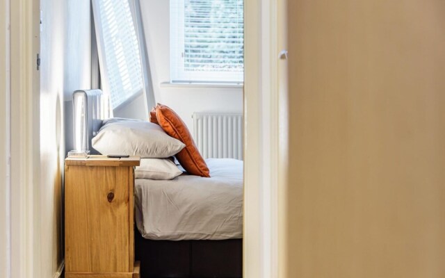 Stylish 2 Bedroom Apartment Central Exeter Parking on Site