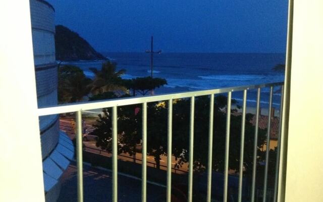 Pé na areia do Guarujá - Praia do Tombo (12F)