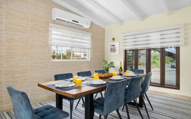 3BR 2BA Near Eagle Beach w Private Pool