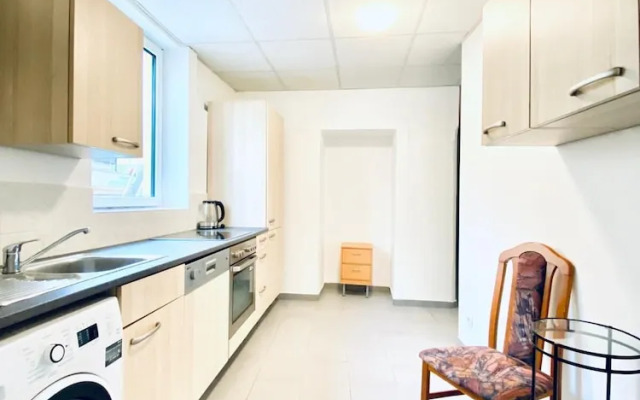 Stylish Shared 3-Bedroom Stay Near City