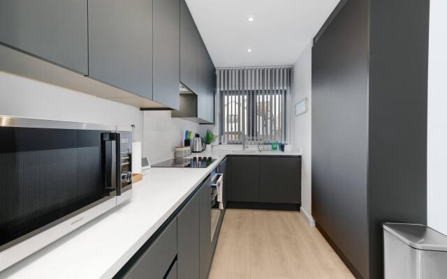 Modern 4 Bedroom House 03 With Parking in Farnham