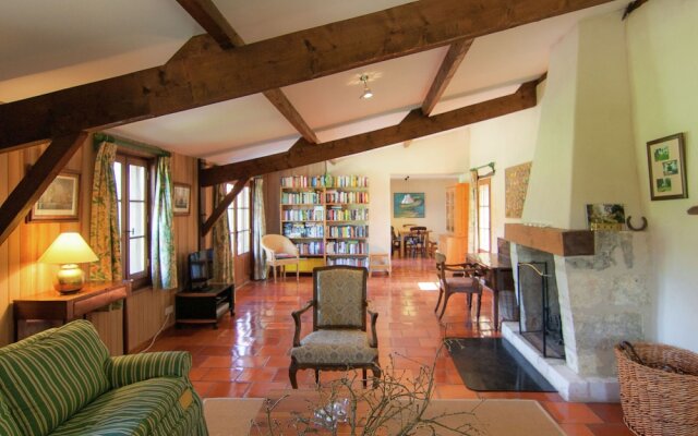 Exquisite Holiday Home in Issac With Swimming Pool