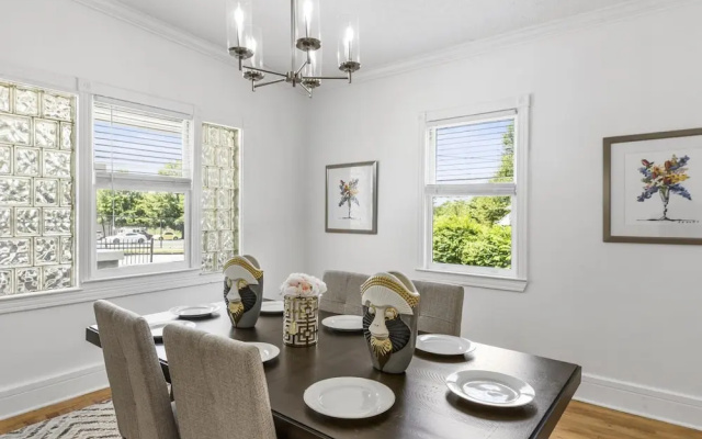 7 bedrooms Spacious House Near Downtown w Parking