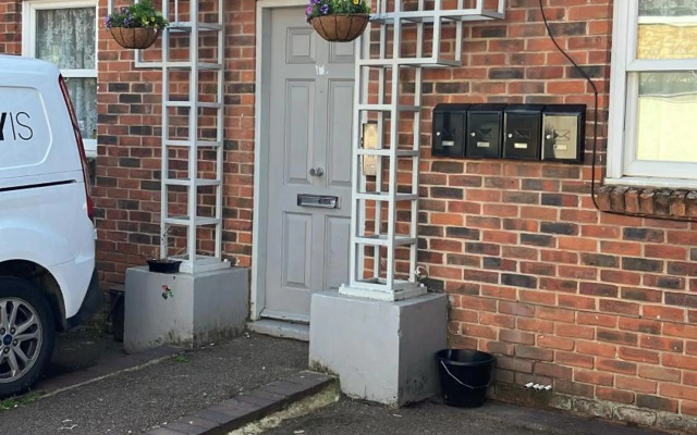 Spacious 2 Bed apartment - Sleeps 6 - Burnham Village