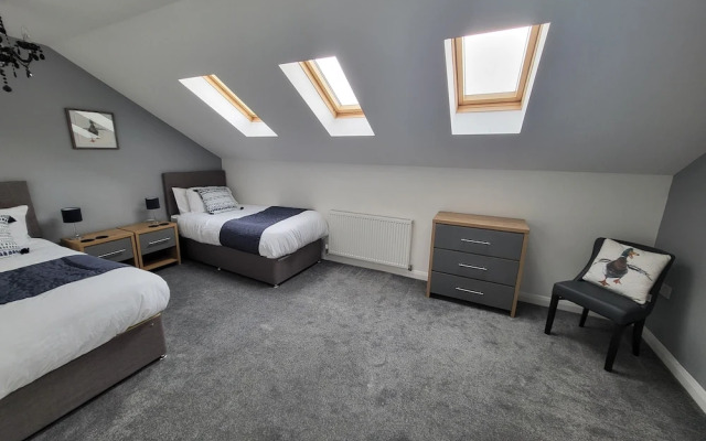 4 Bedroom Home Tameside, Grt Manchester Sleeps 7