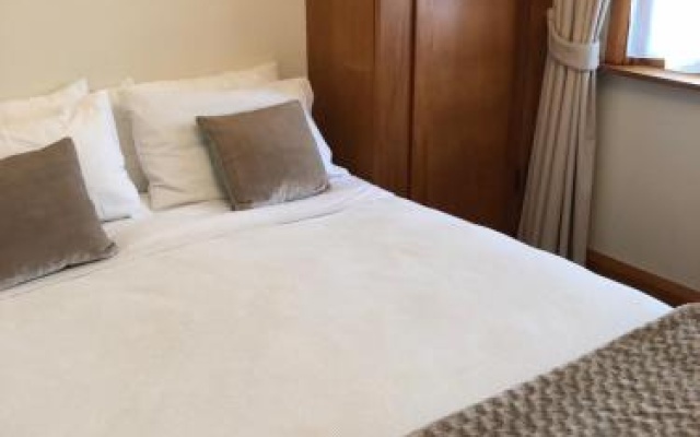 Art Deco Apartment #10 sea views, centre of town. – Guest Rooms – Picton