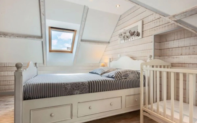 Holiday Home Zoé (CEZ407)