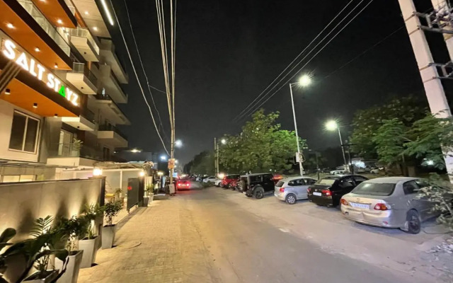 Saltstayz Premier - Near Golf Course Road & Sector 57