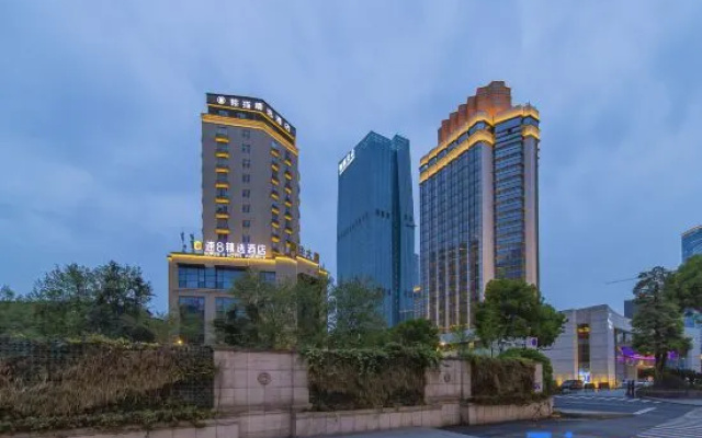 Super 8 Hotel Premier (Chengdu Tianfu Plaza West China Hospital) – Outside – Chengdu