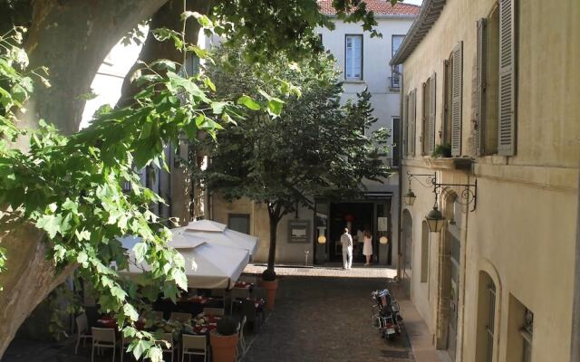 Les Clefs d'Avignon Entre Pont et Palais