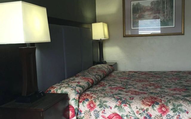 Track & Turf Motel