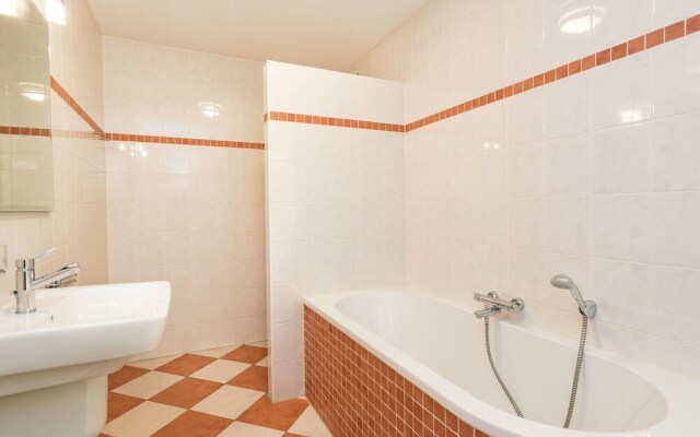 Comfortable Waterside Holiday Villa