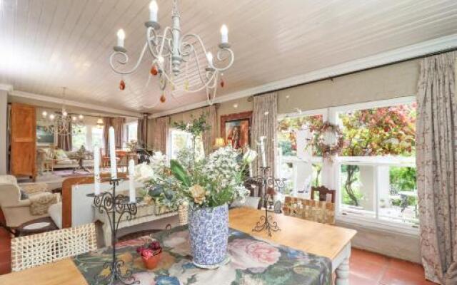 Three Oaks Bed  Breakfast