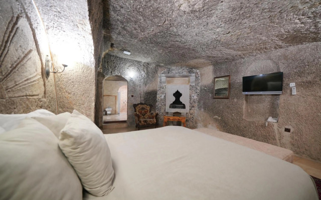 Holiday Cave Hotel