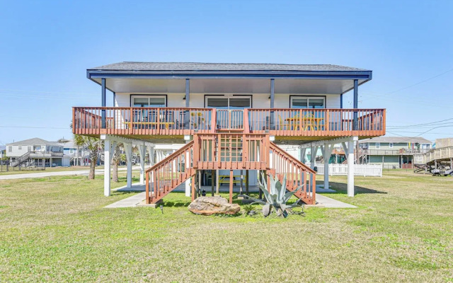 Pet-friendly Galveston Home: Walk to Beaches!