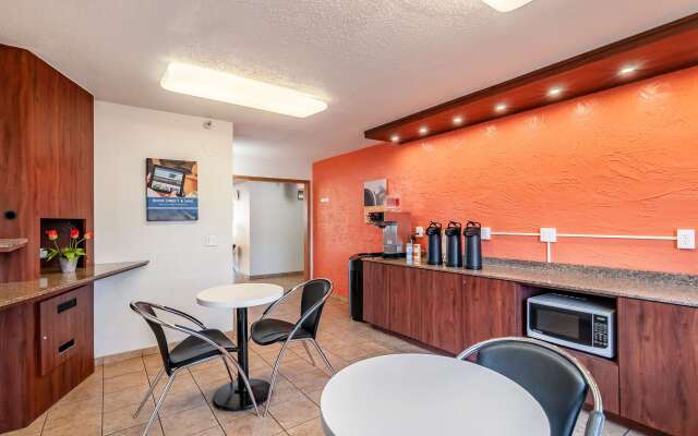 Motel 6 Naperville, IL