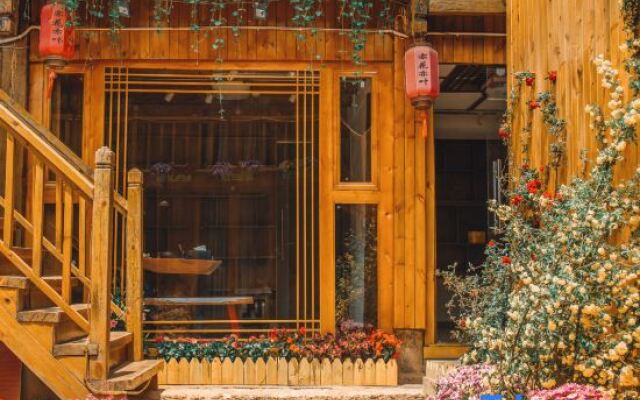 Flowers and Leaves Inn