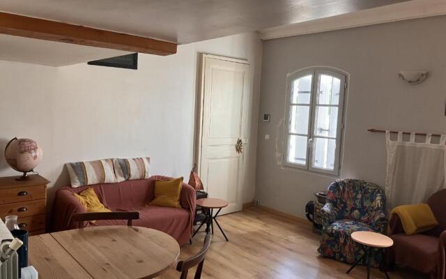 Superb 90m With Wifi Located In Avignon!