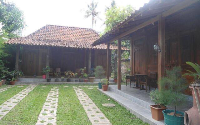 Kampung Tembi Guest House
