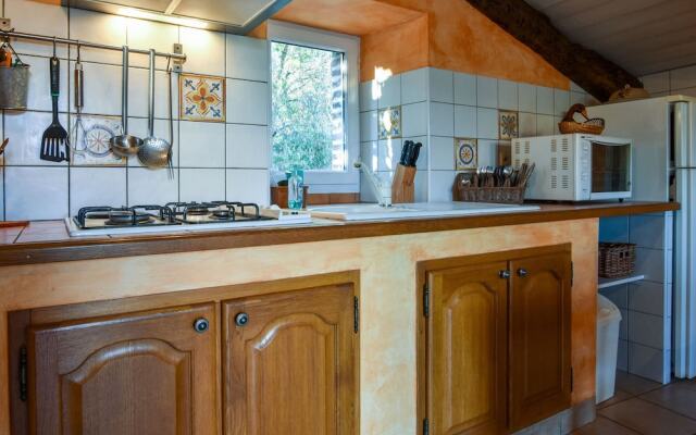 Charming Holiday Home in Saint-beauzire Near Forest