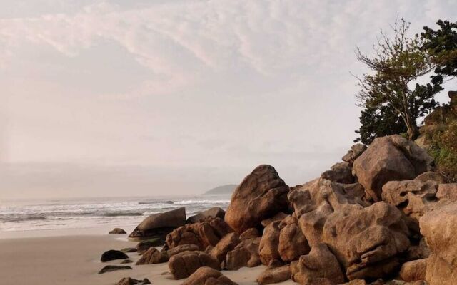 Pé na areia do Guarujá - Praia do Tombo (12F)