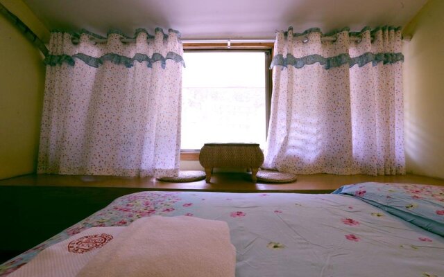 Fenghuang Happy Hotel