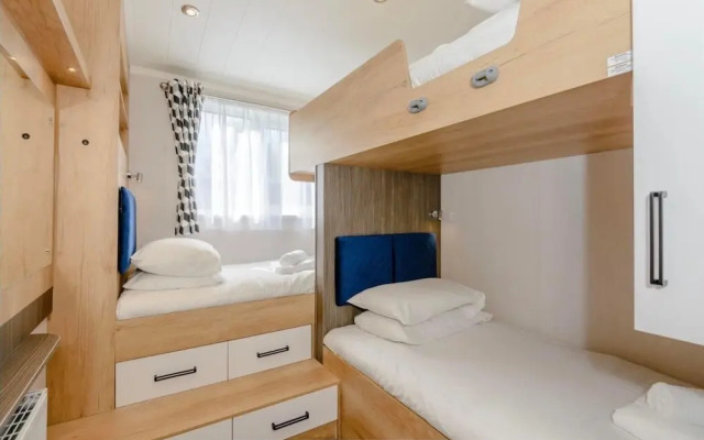 7 Guests - 3 Bedrooms - Pool - Balcony - Parking