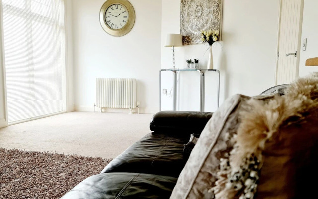 Seas the Day - Luxury Beach Apartment - Sleeps 4