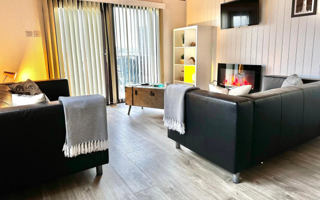 Lodge Cabin with Fabulous Views - Farm Holiday